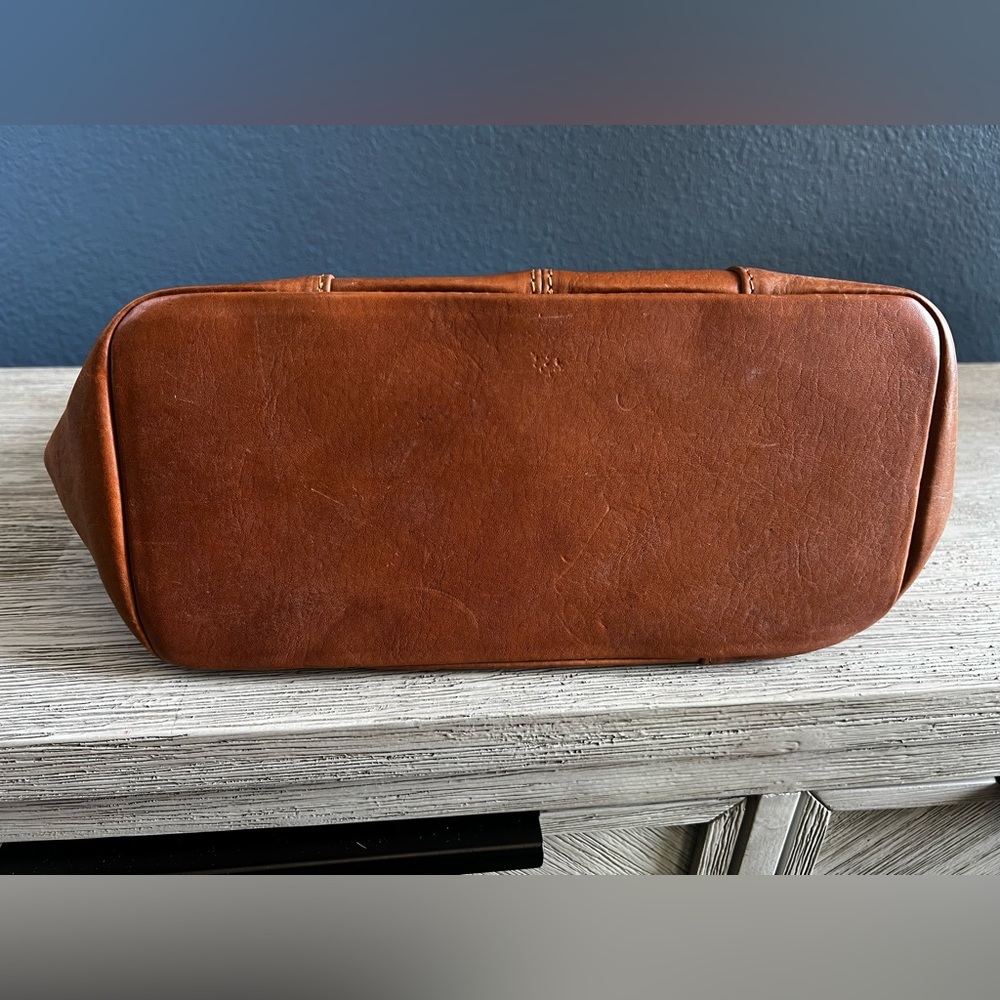 Elegant Tan Leather Shoulder Bag - Picture 5 of 11